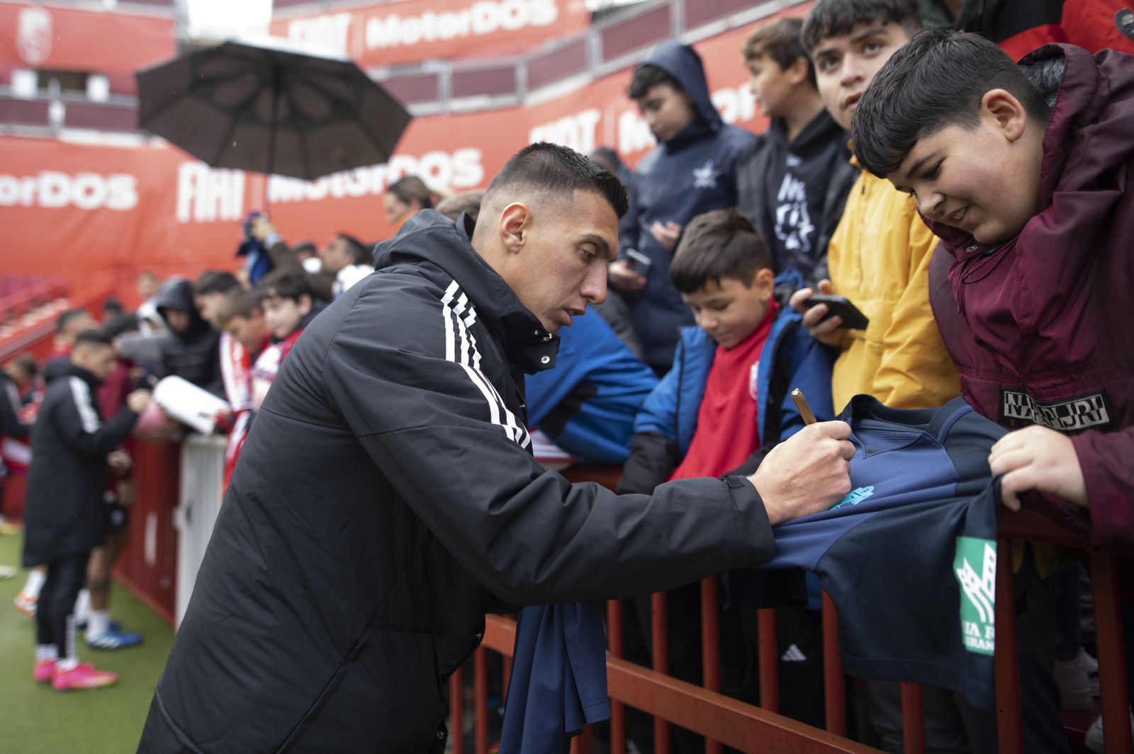 Las mejores imágenes del entrenamiento con público del Granada CF