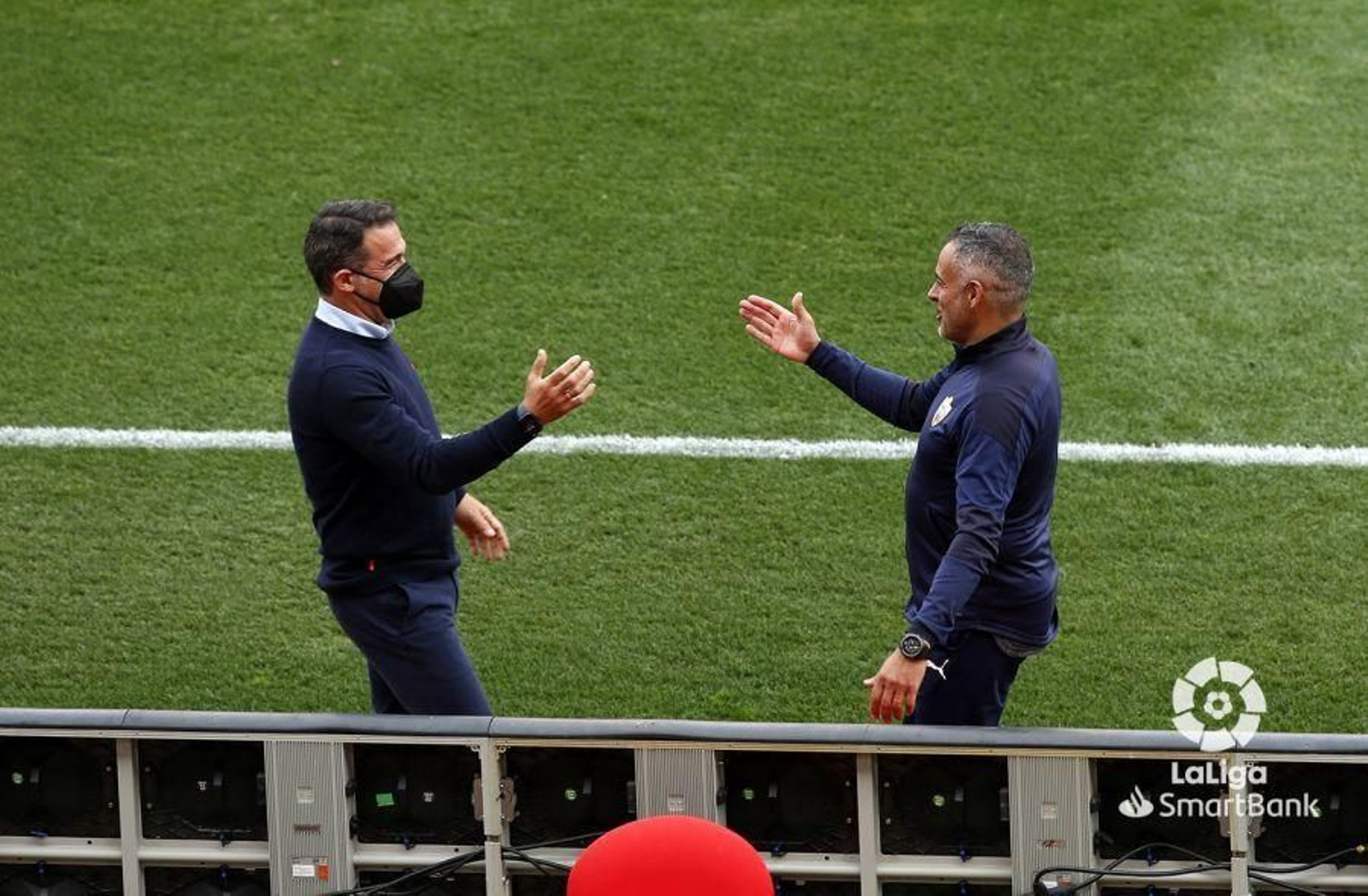 Luis García y José Gomes se saludan antes del inicio del choque