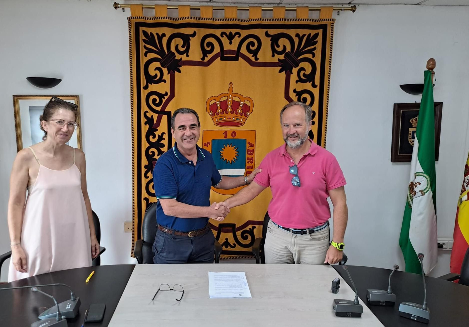 José Miguel Hernández, alcalde de La Mojonera, en el momento de la firma de este acuerdo capital para el municipio.