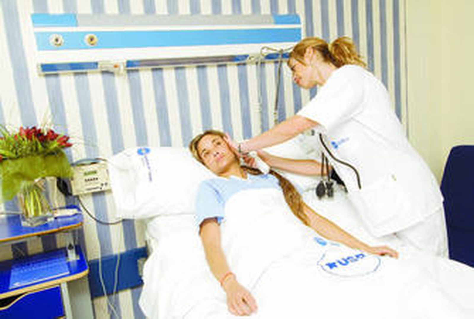 Una enfermera atiende a una paciente en una clínica de Marbella.