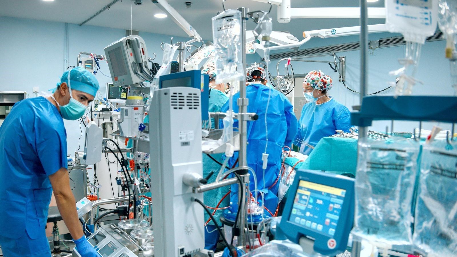 Personal sanitario en qurófano durante un trasplante de órganos en el Hospital Virgen del Rocío.