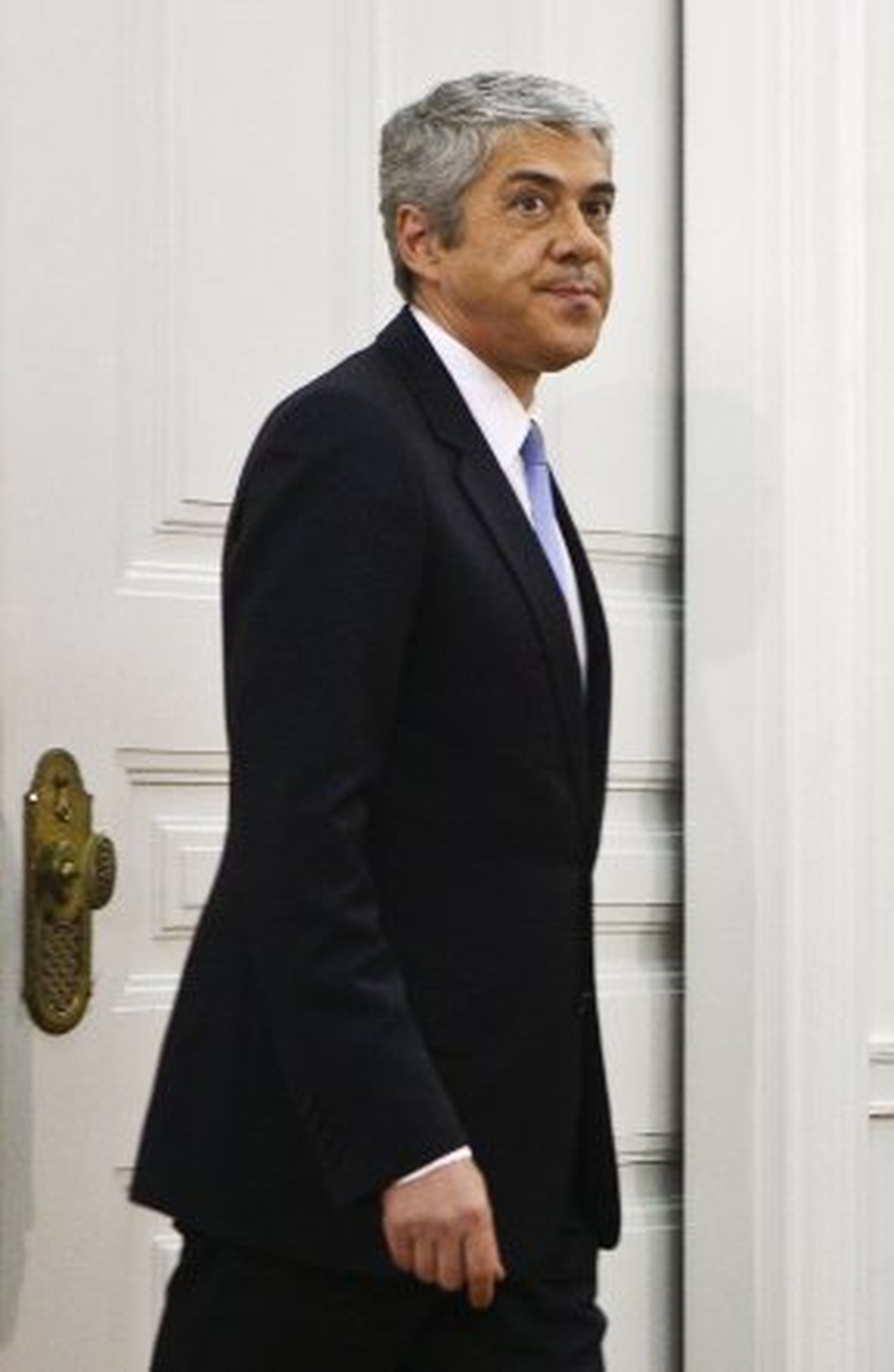 Sócrates dimite tras el rechazo a su plan de ajuste