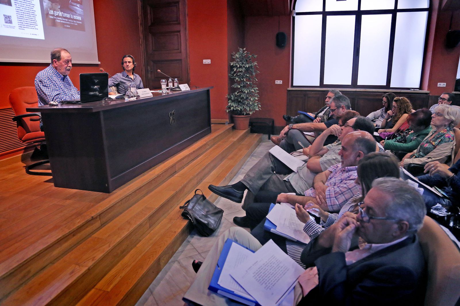Conferencia ayer de Santos Sanz Villanueva, junto a su presentador, José Jurado Morales.