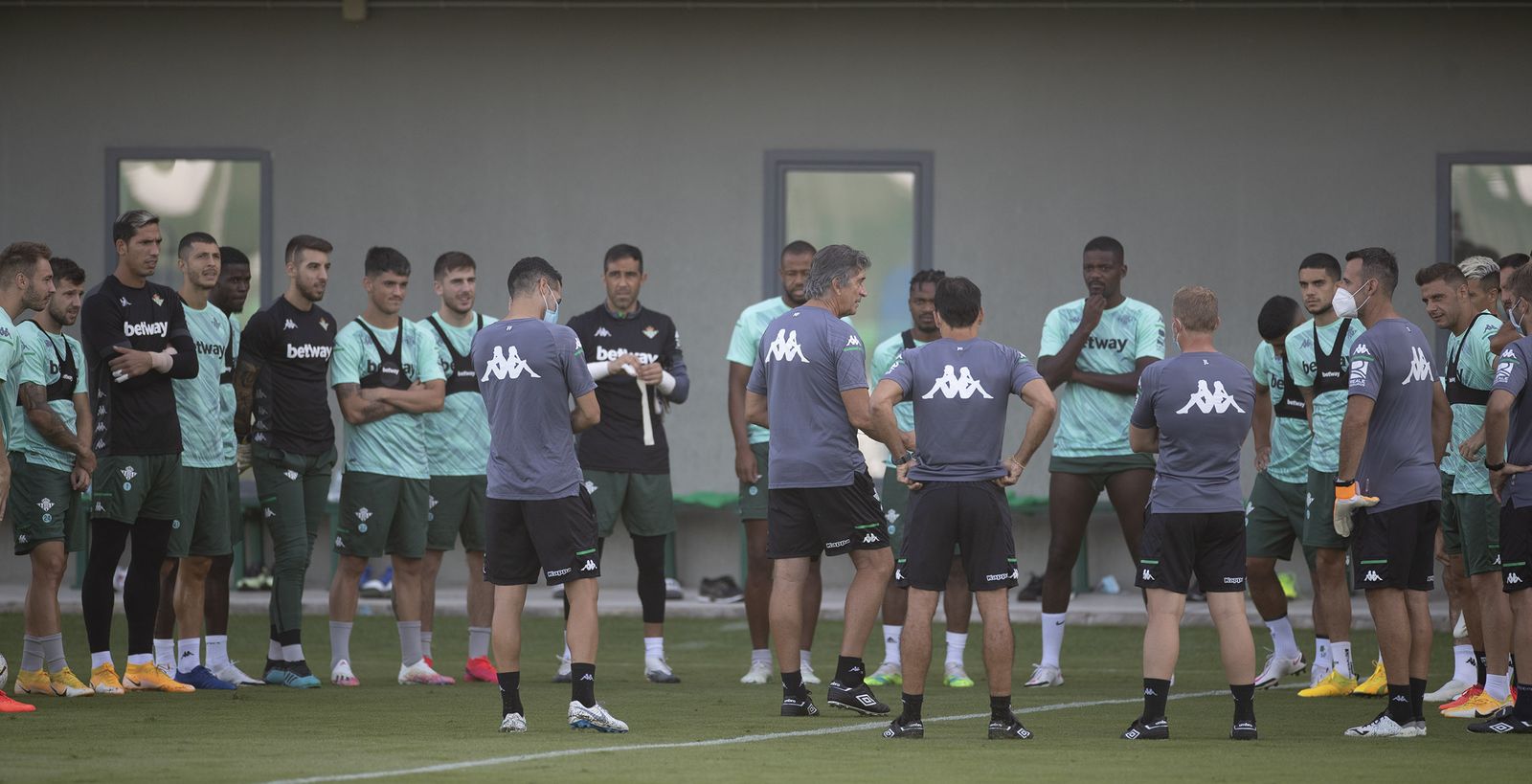 Pellegrini se dirige a sus jugadores en la charla previa de un entrenamiento.