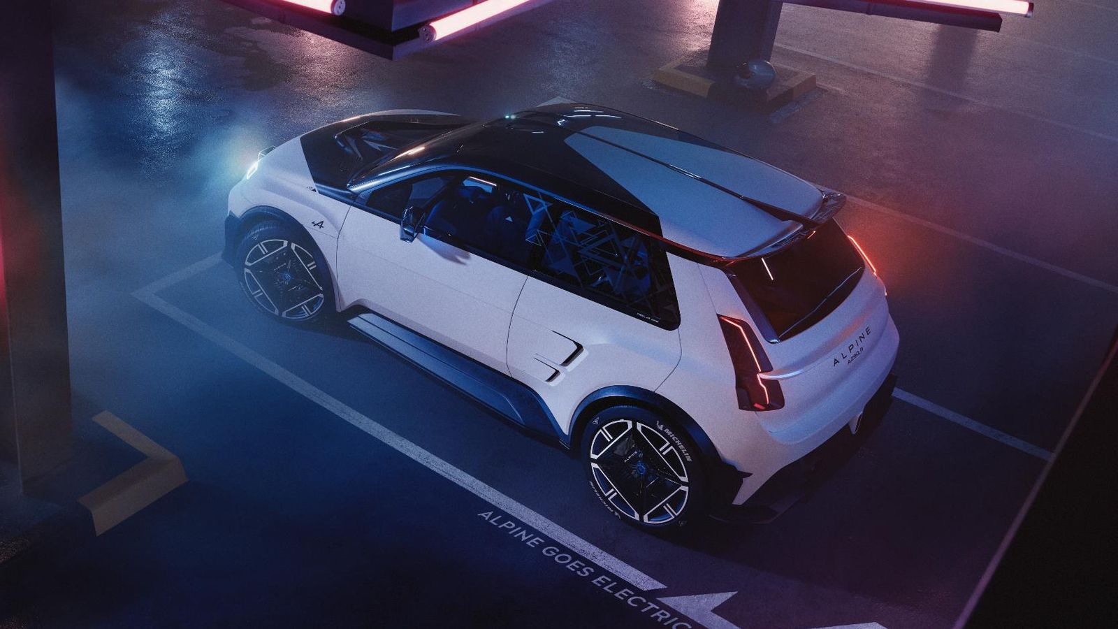 Tan llamativos como otros recursos tales como las taloneras, entradas de aire... es el uso de la pintura para la carrocería de este concept-car.