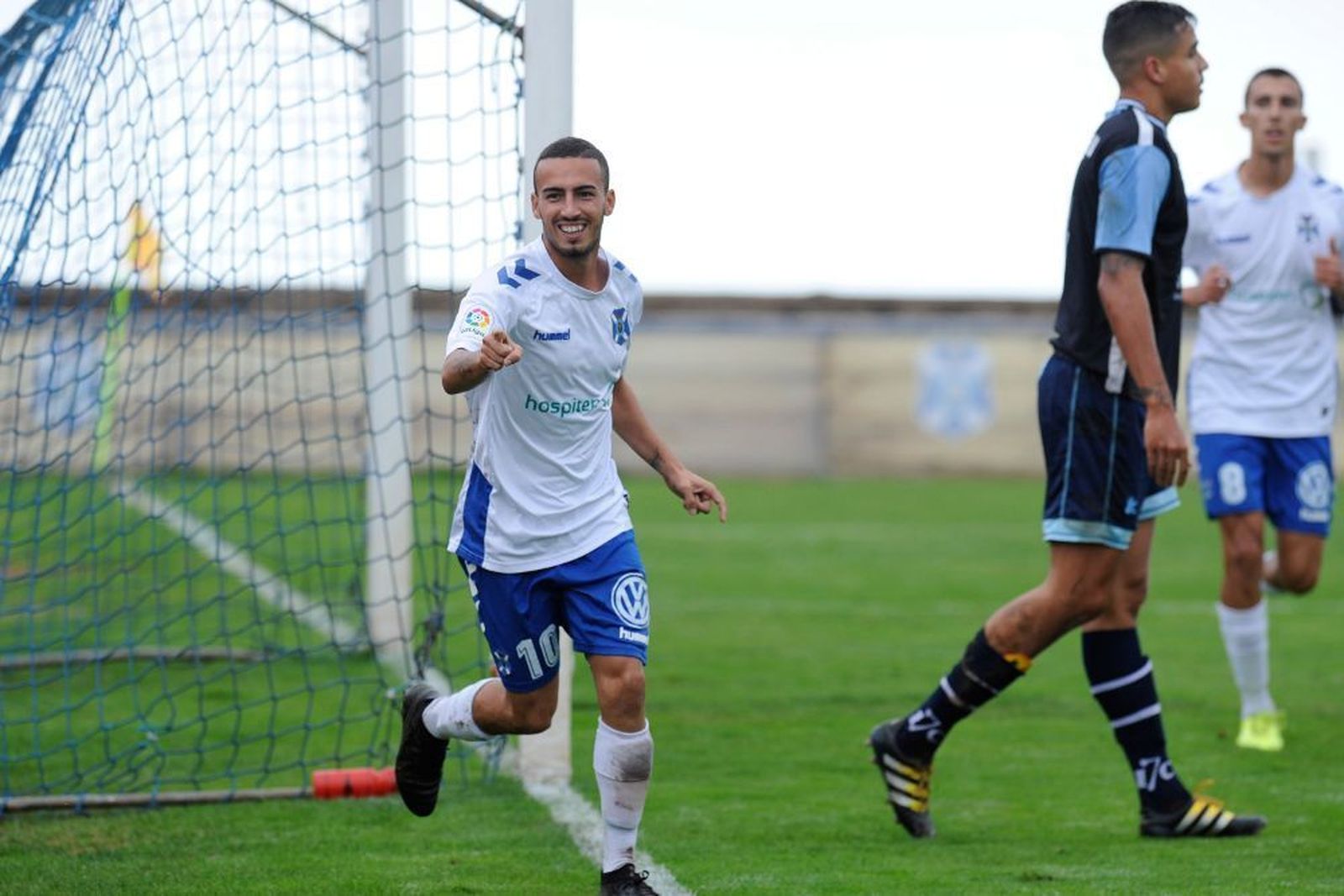 Giovanni Rodríguez celebra un tanto  con el Tenerife.