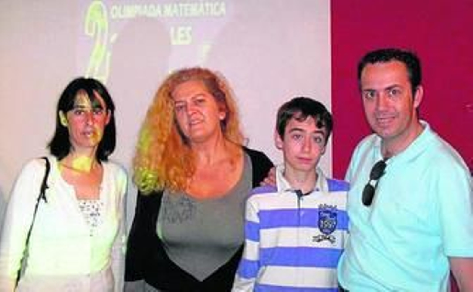 Enrique Manso, con sus padres y su profesora.