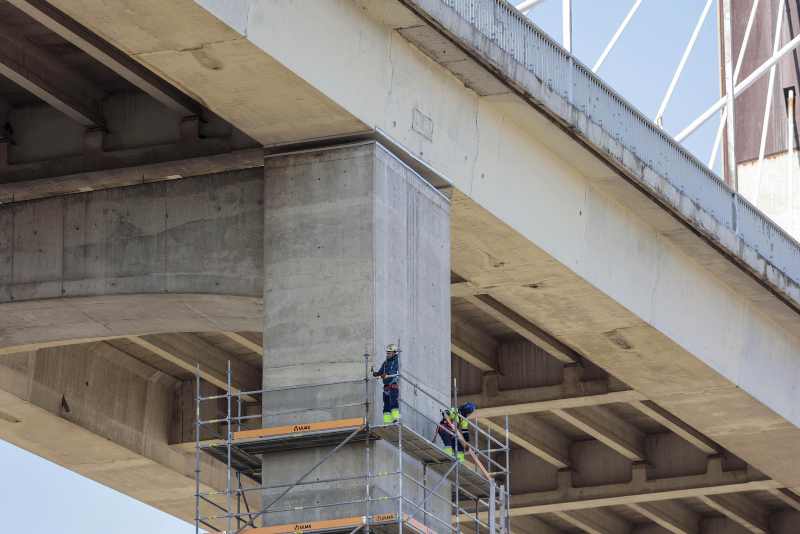 Pocos operarios trabajan en la obra de ampliación del Puente del Centenario.
