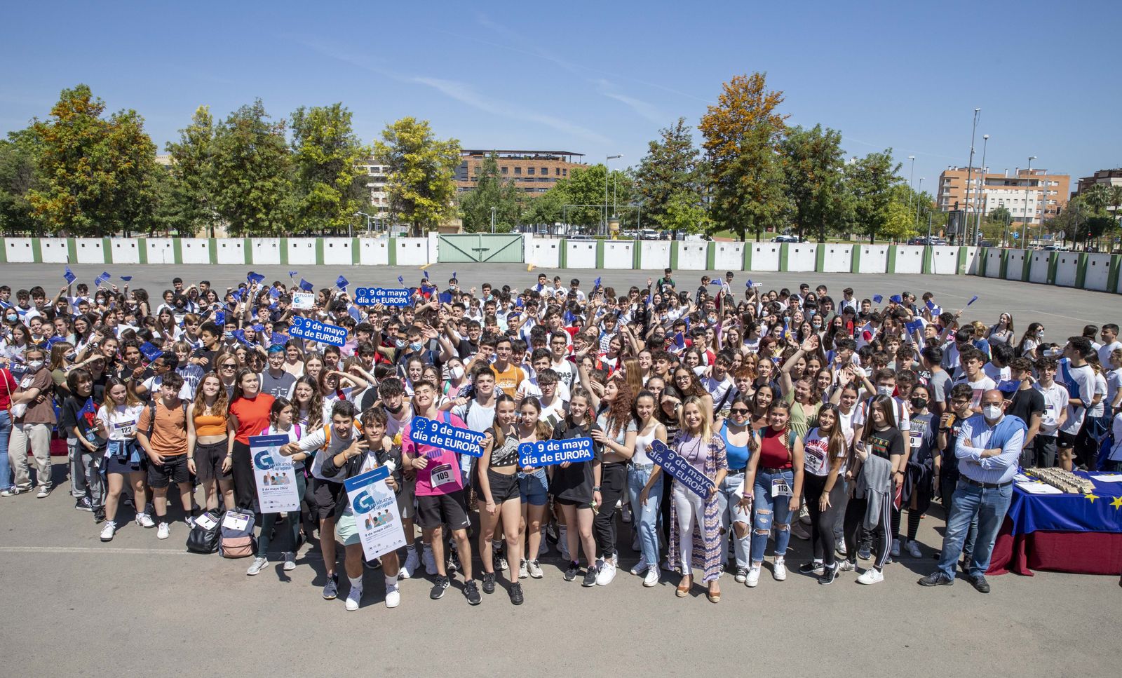 Alumnos participantes en la yincada por el Día de Europa.