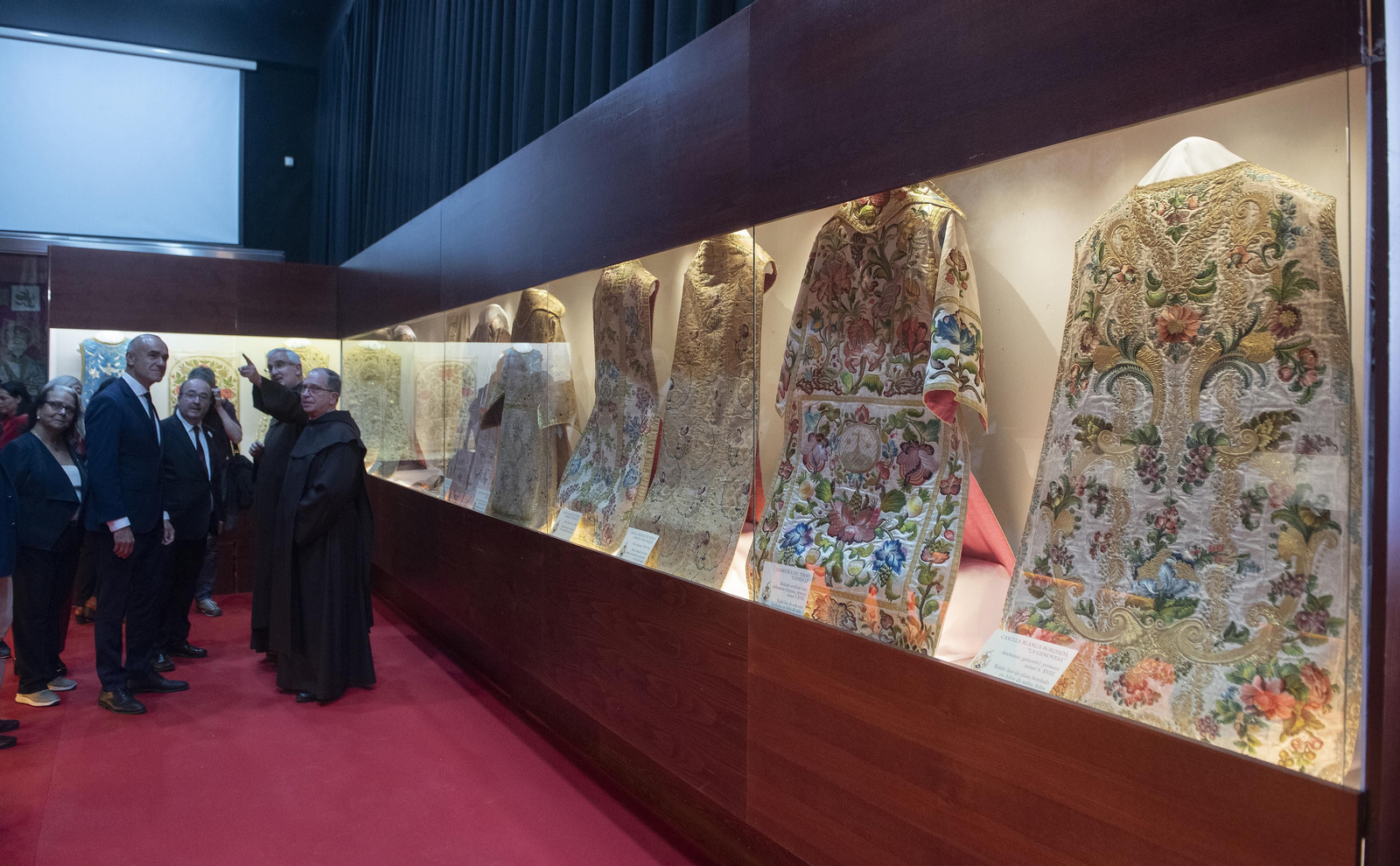 El ministro Iceta y el alcalde inauguran las exposiciones en el ayuntamiento para Semana Santa