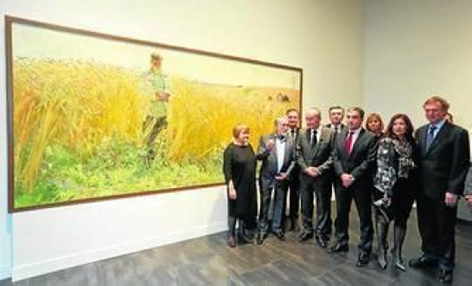 El alcalde, Francisco de la Torre, y los demás presentes, junto a 'La mies' de Aleksandr Bubnov (1968).