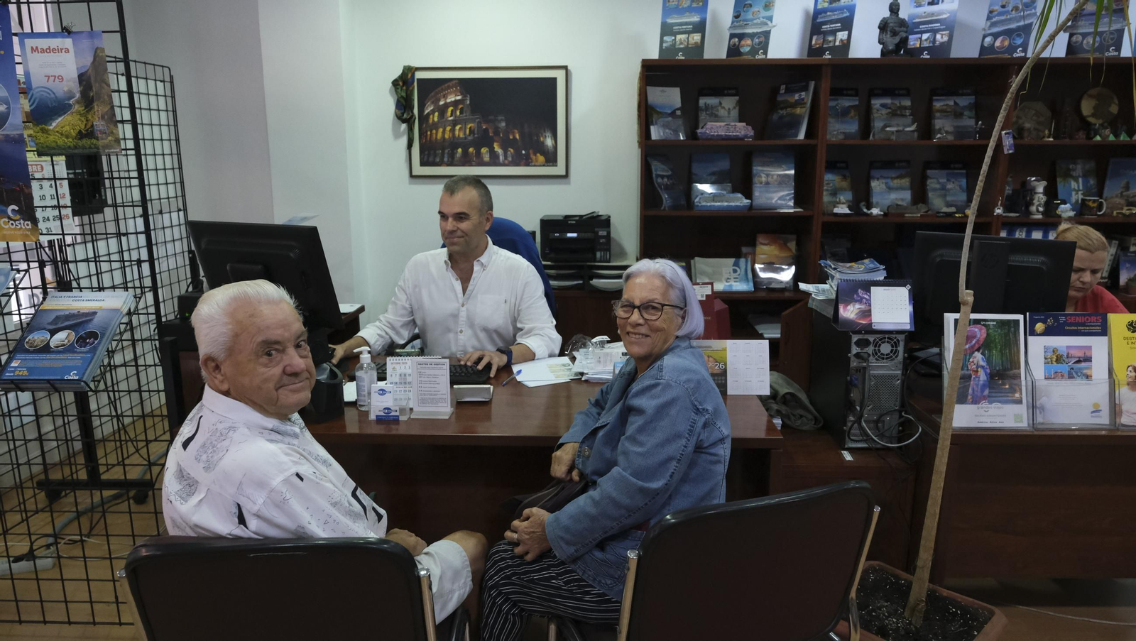 Colas por un viaje del IMSERSO, en imágenes