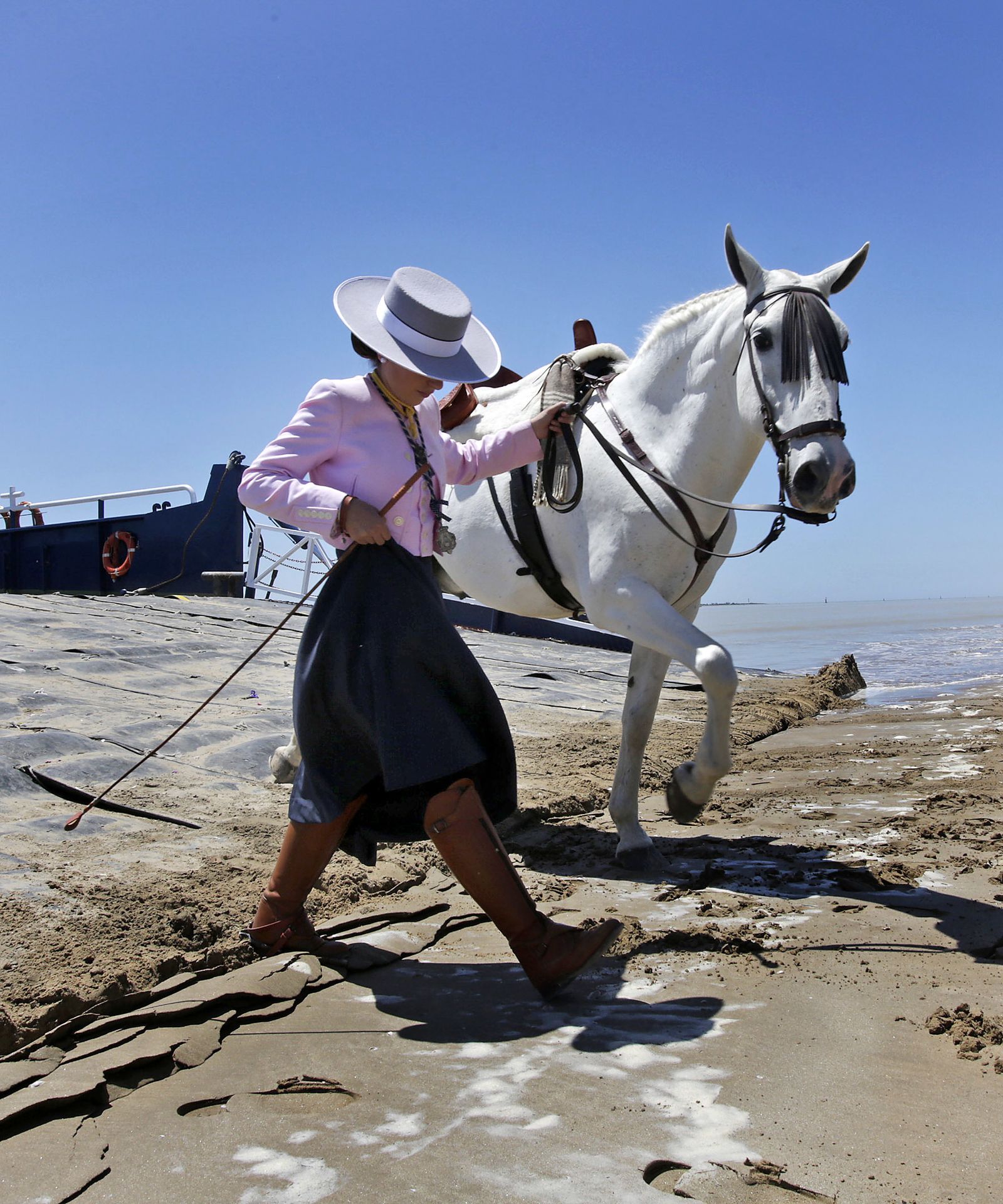 Las primeras hermandades gaditanas cruzan Bajo de Guía