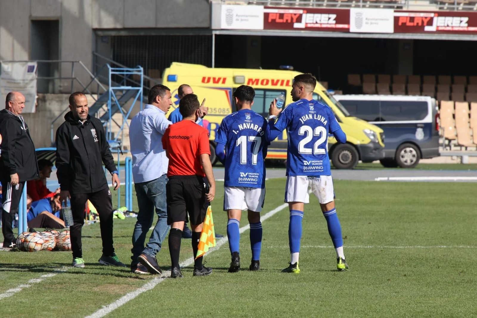 Juan Carlos charla con Iván Navarro y Luna durante el partido contra el Córdoba B.
