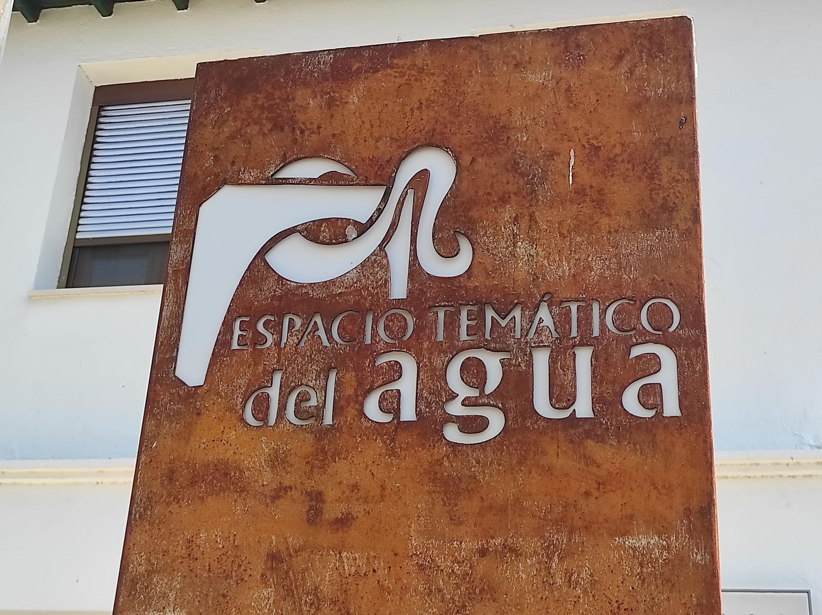 Disfruta de un paseo a orillas del río Guadalimar lleno de arte y rincones únicos.