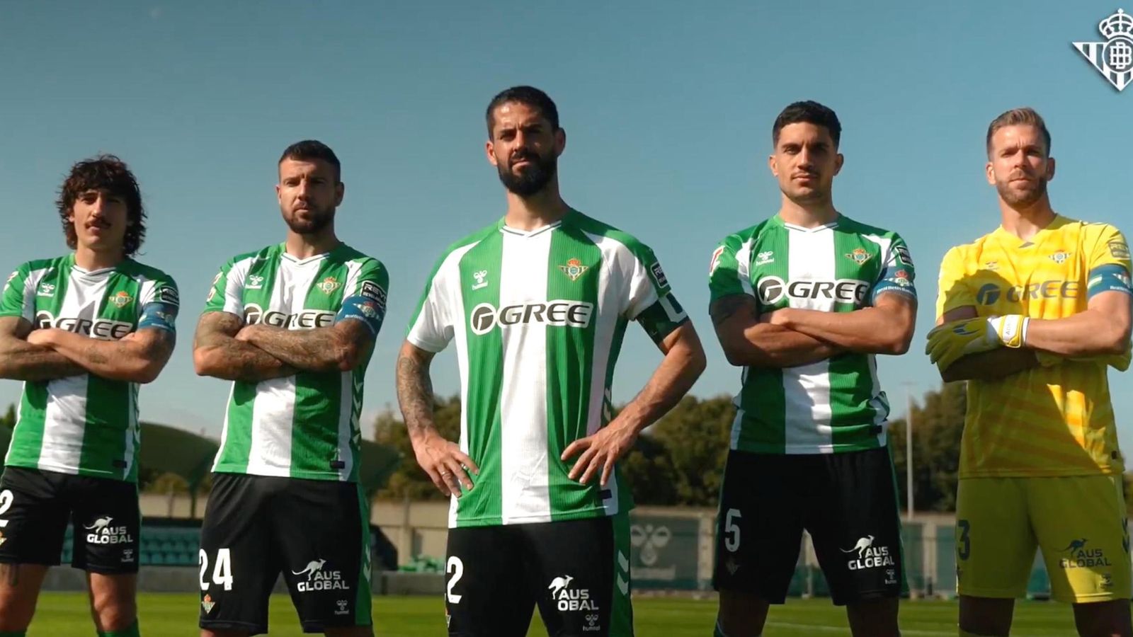 Isco posando junto al resto de capitanes del Betis