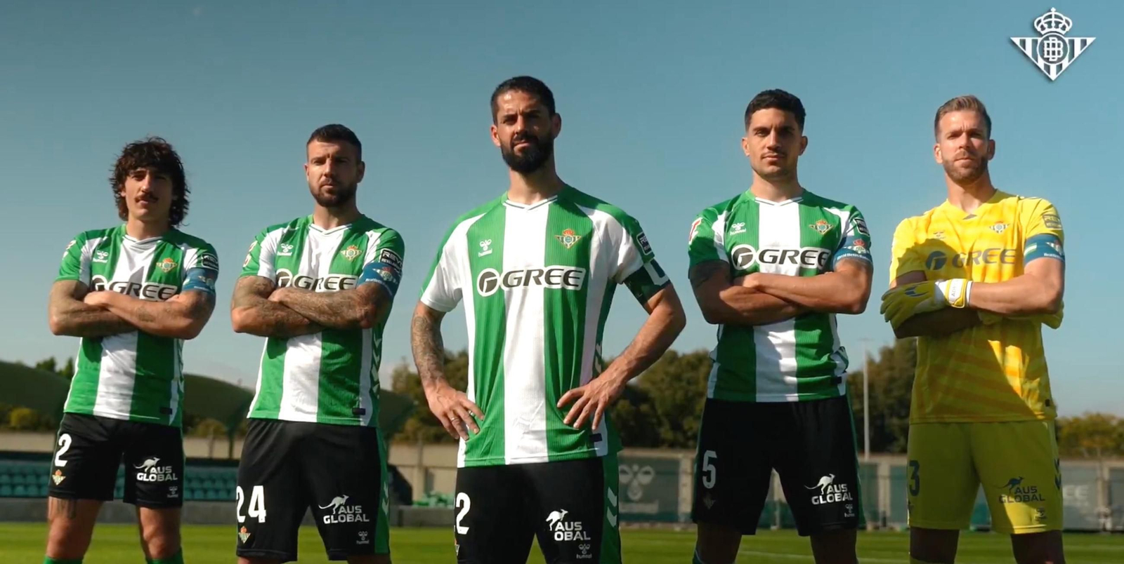 Isco posando junto al resto de capitanes del Betis