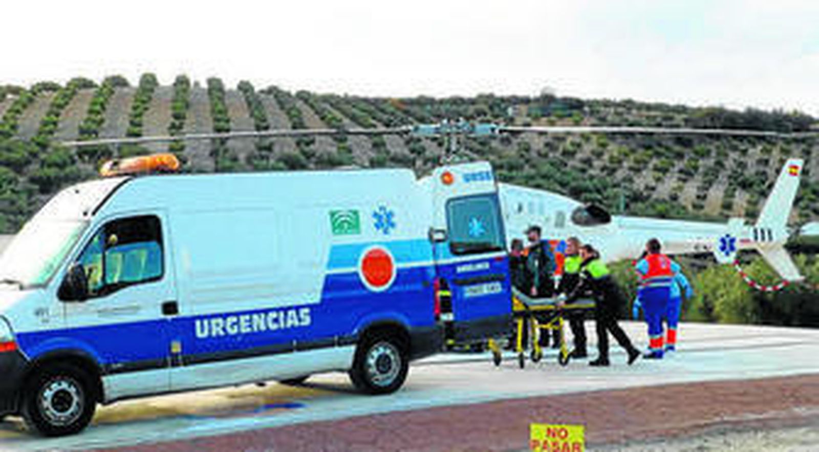 El herido es introducido en el helicóptero del 061.