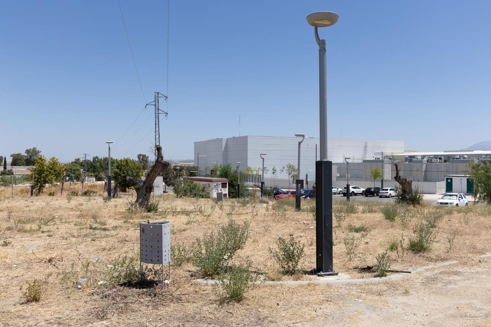 El estado de abandono del parque infantil del Jaén Plaza, en imágenes