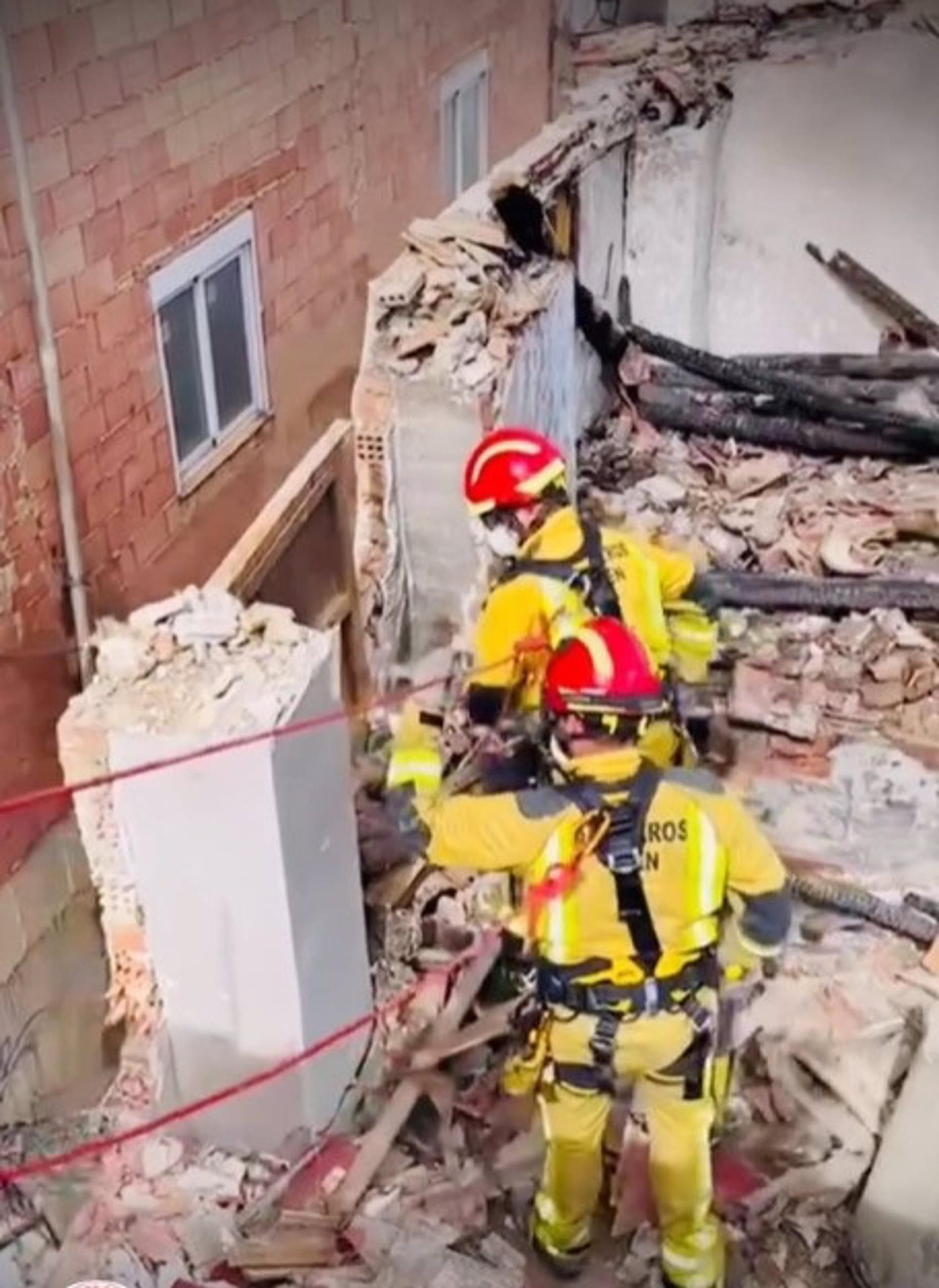 Bomberos de Jaén trabajaron en el desescombro de la vivienda.