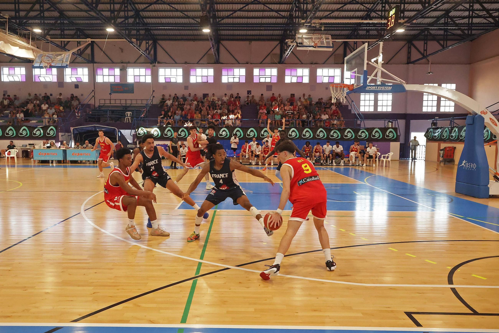 Fotos de la final del Torneo Internacional U20 de baloncesto entre España y Francia en La Línea