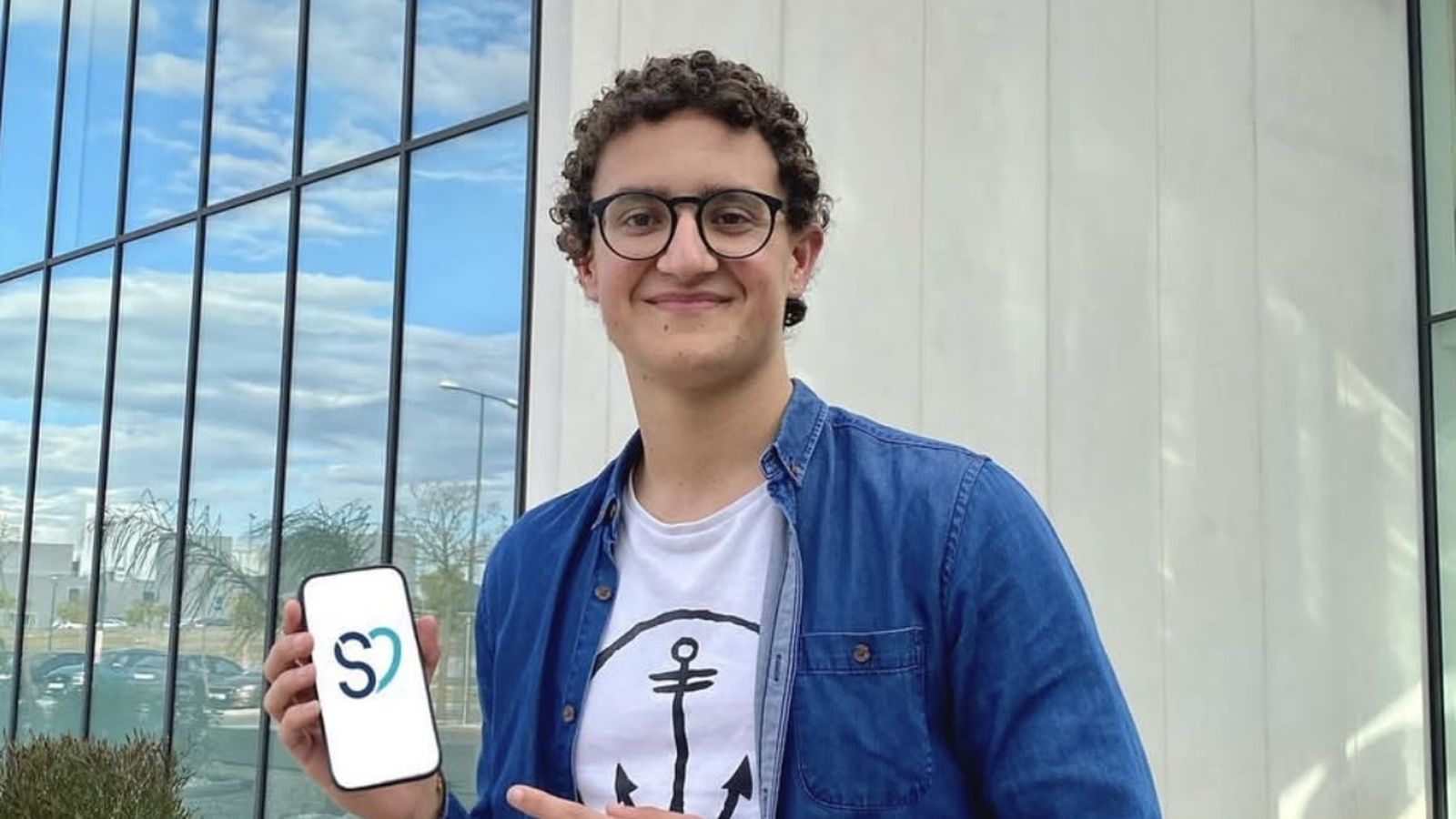 Imagen del Nacho Herrera con el logitipo de la Facultad de Ciencias de la Salud