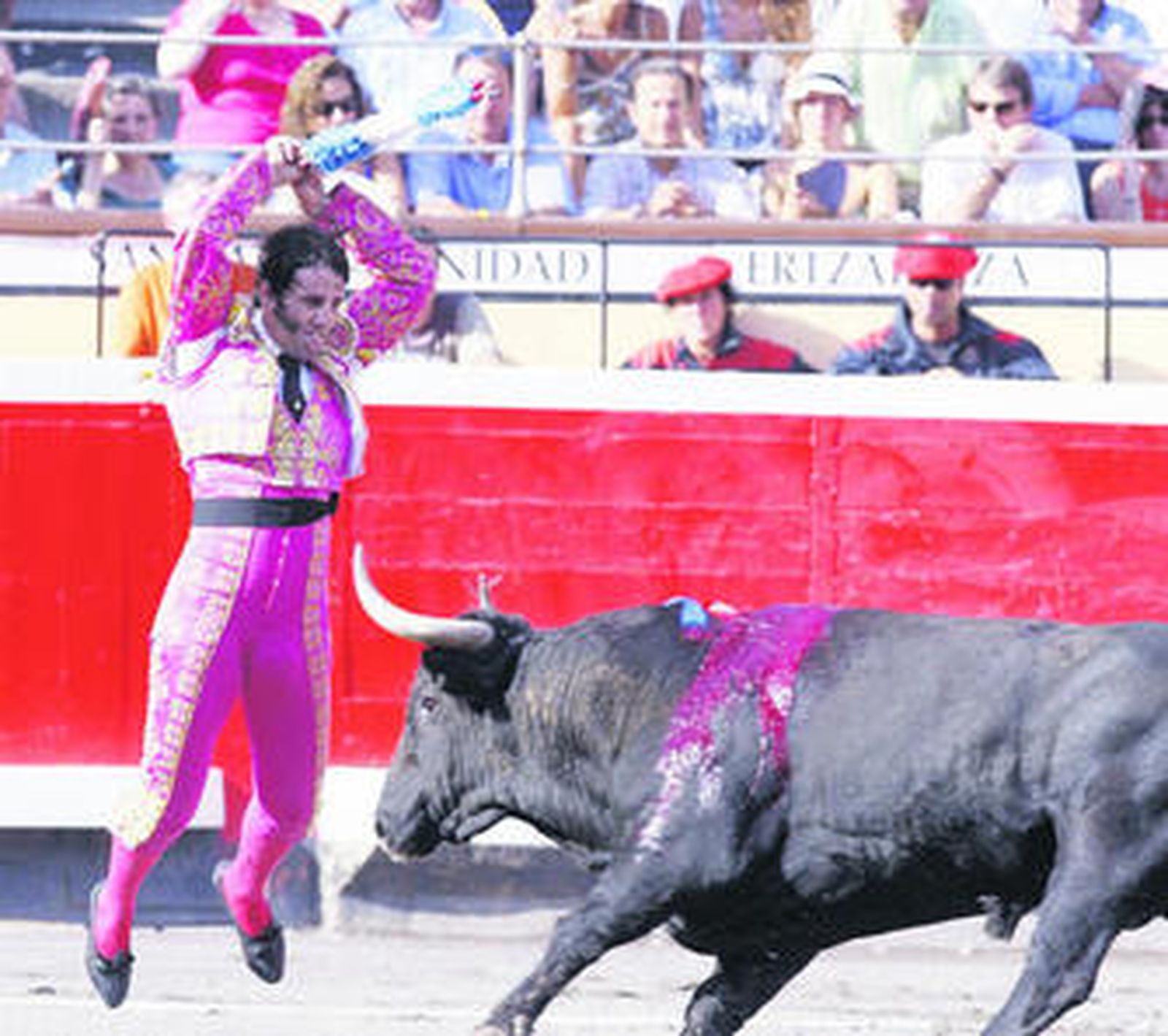 Juan José Padilla poniendo banderillas, el pasado domingo,  a un torode Victorino Martín en Bilbao.