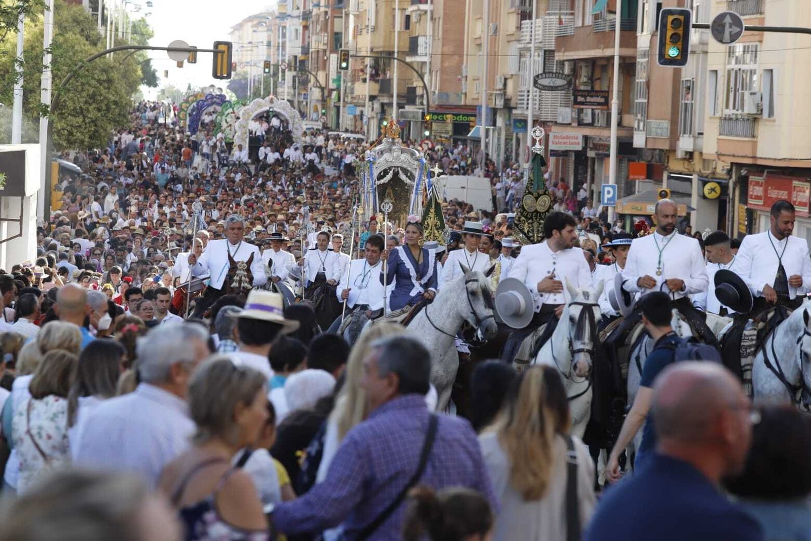 La Hermandad del Rocío de Huelva camina por las calles de la capital.