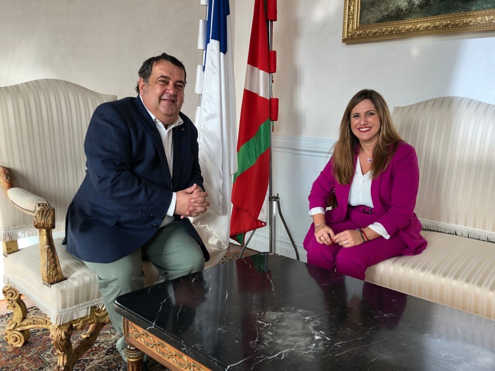 La presidenta de la Diputación de Cádiz, Irene García, y el segundo teniente de alcalde del Ayuntamiento de San Sebastían, Ernesto Gasco, durante su reunión.