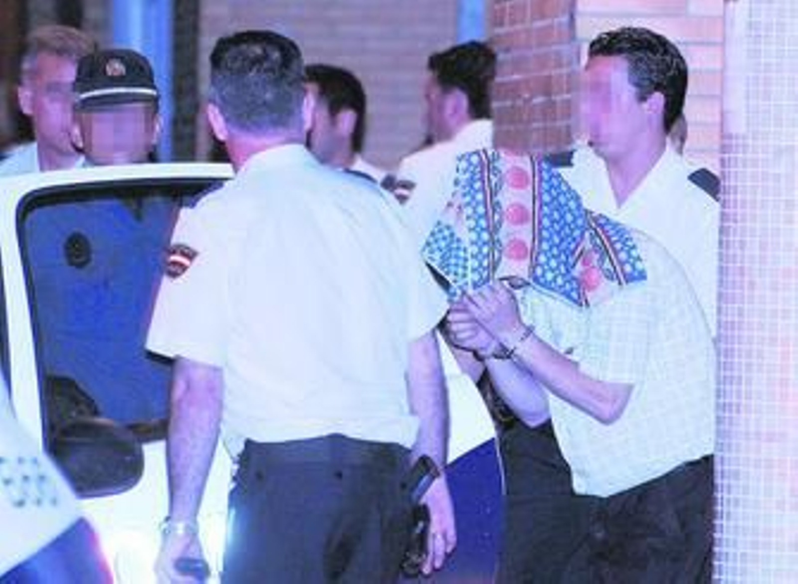 El dueño del bar La Victoria, tras ser detenido el 6 de julio de 2004.