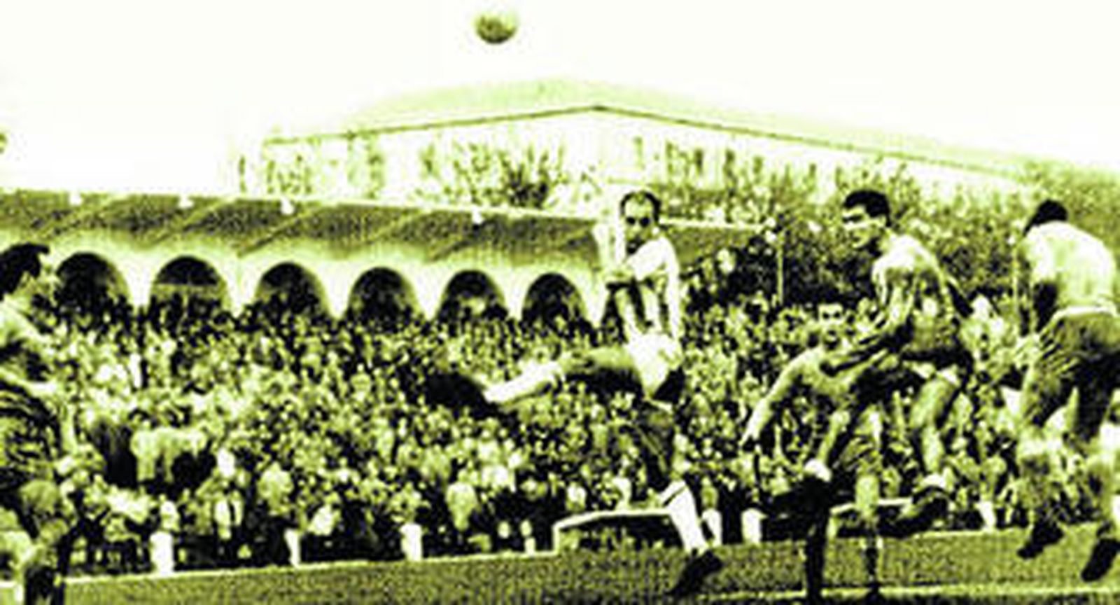 Juanín posa junto a un par de camisetas del Córdoba.