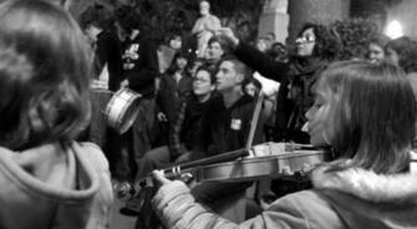 Imagen de los alumnos y padres del Conservatorio Muñoz Molleda, ayer durante el acto de protesta en los jardines municipales de La Línea.