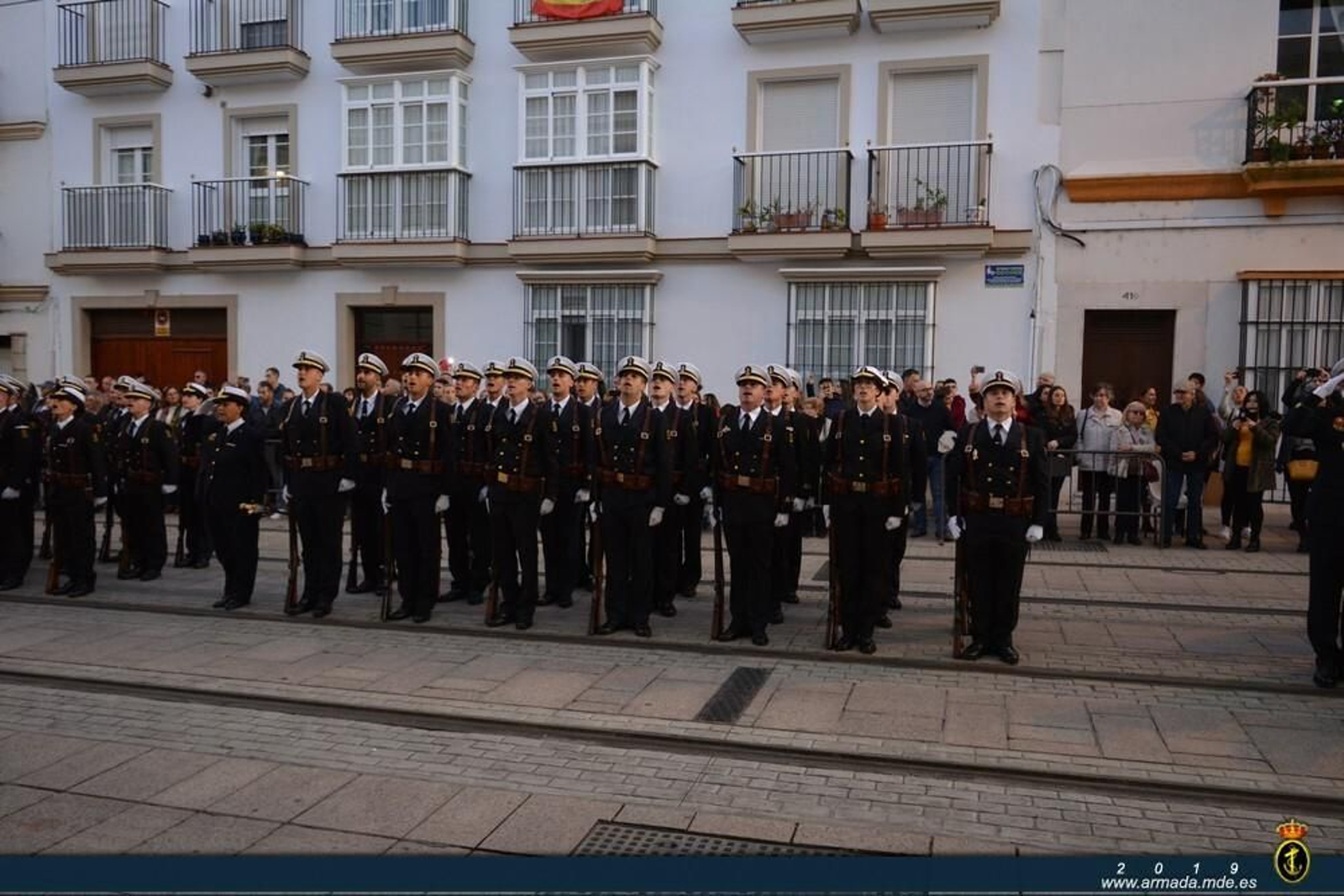 Alumnos de la Escuela de Suboficiales de la Armada rinden honores a la bandera en Capitanía.