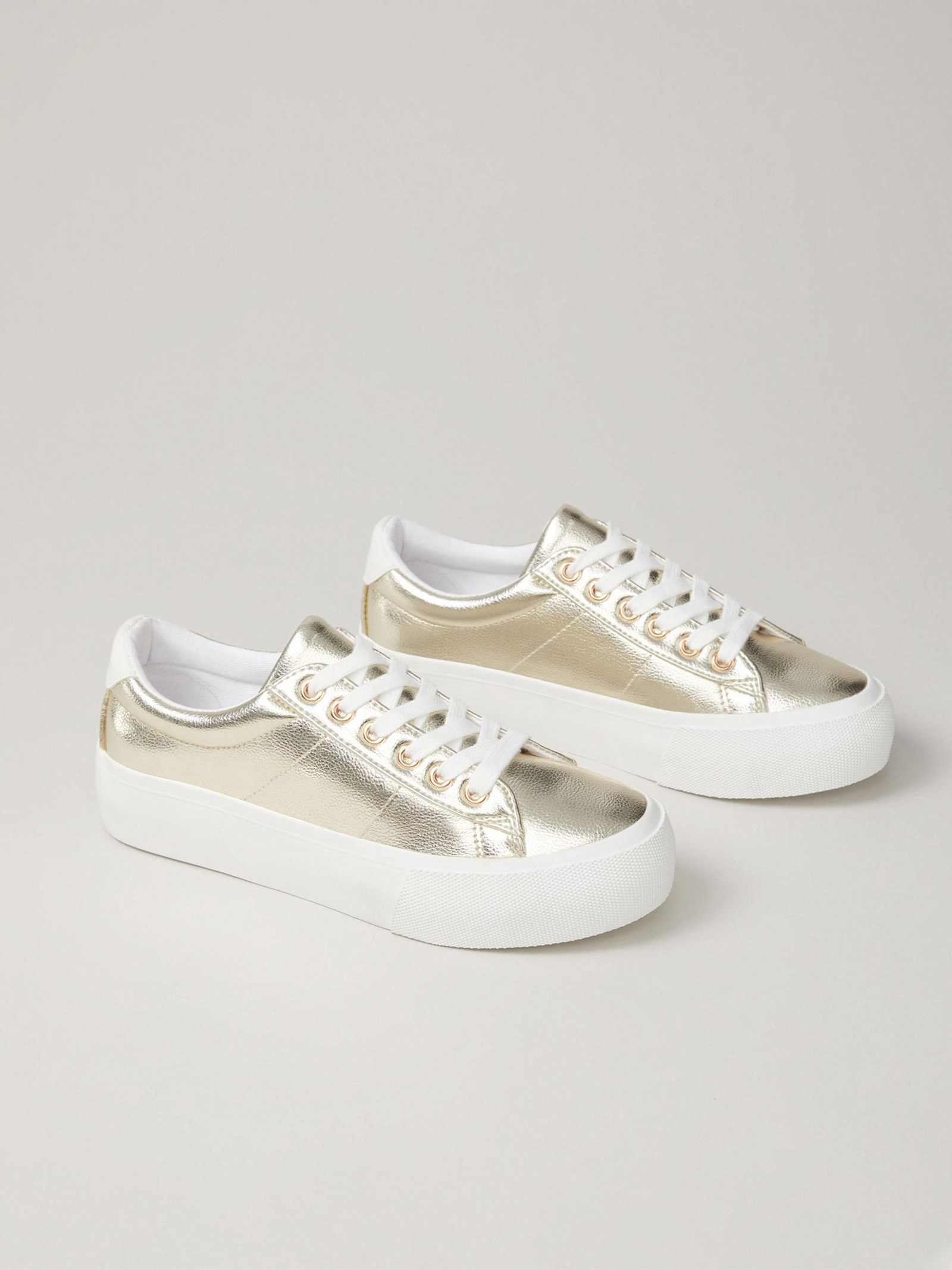 Zapatilla deportiva metalizada.