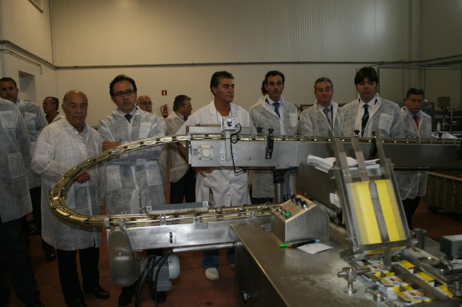 Visita de representantes de una cadena de supermercados a la recién abierta fábrica en el Polígono del Olivar en el año 2008.