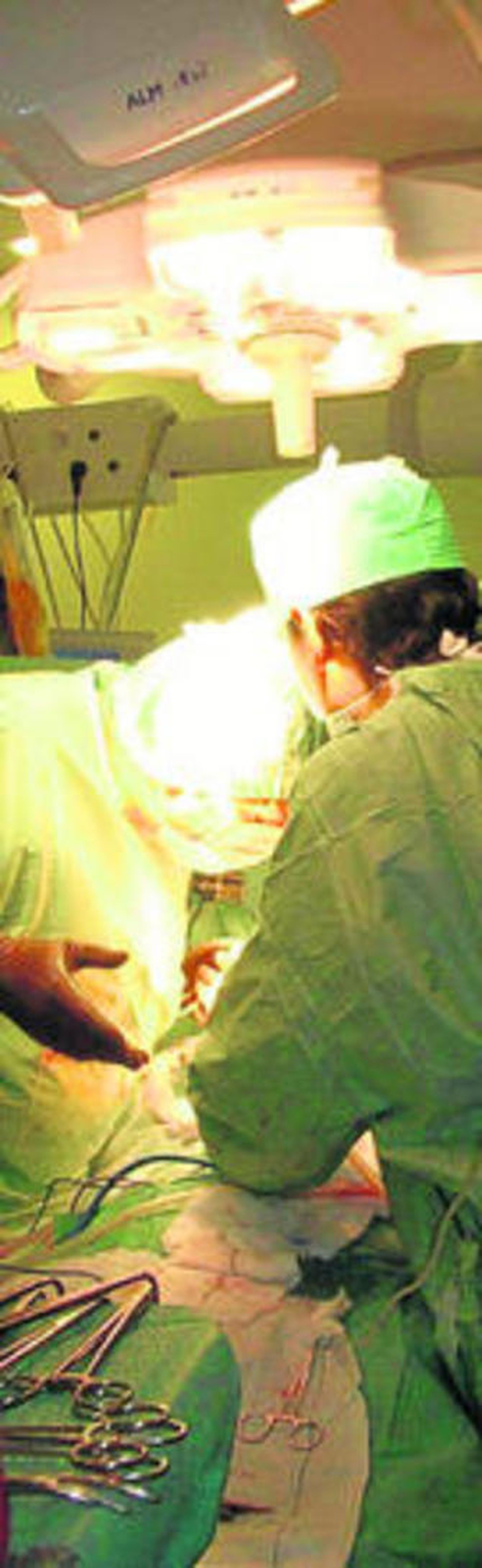 Intervención en un quirófano del Hospital Carlos Haya.