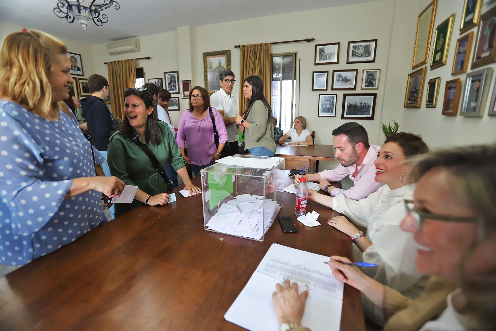 Imágenes del ambiente en las votaciones de la Hermandad del Rocío de Huelva