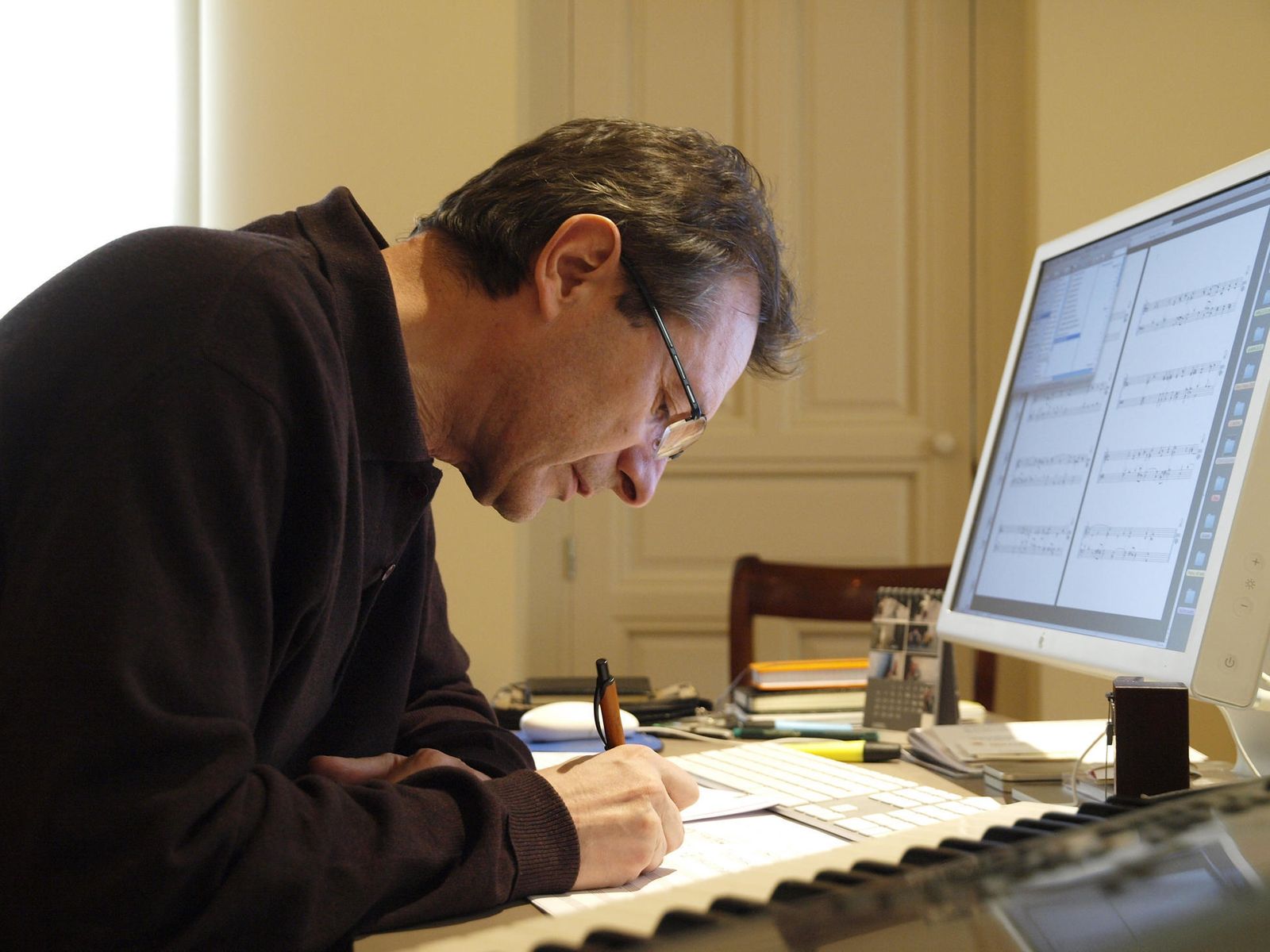 Alfredo Aracil (Madrid, 1954) en su mesa de trabajo.