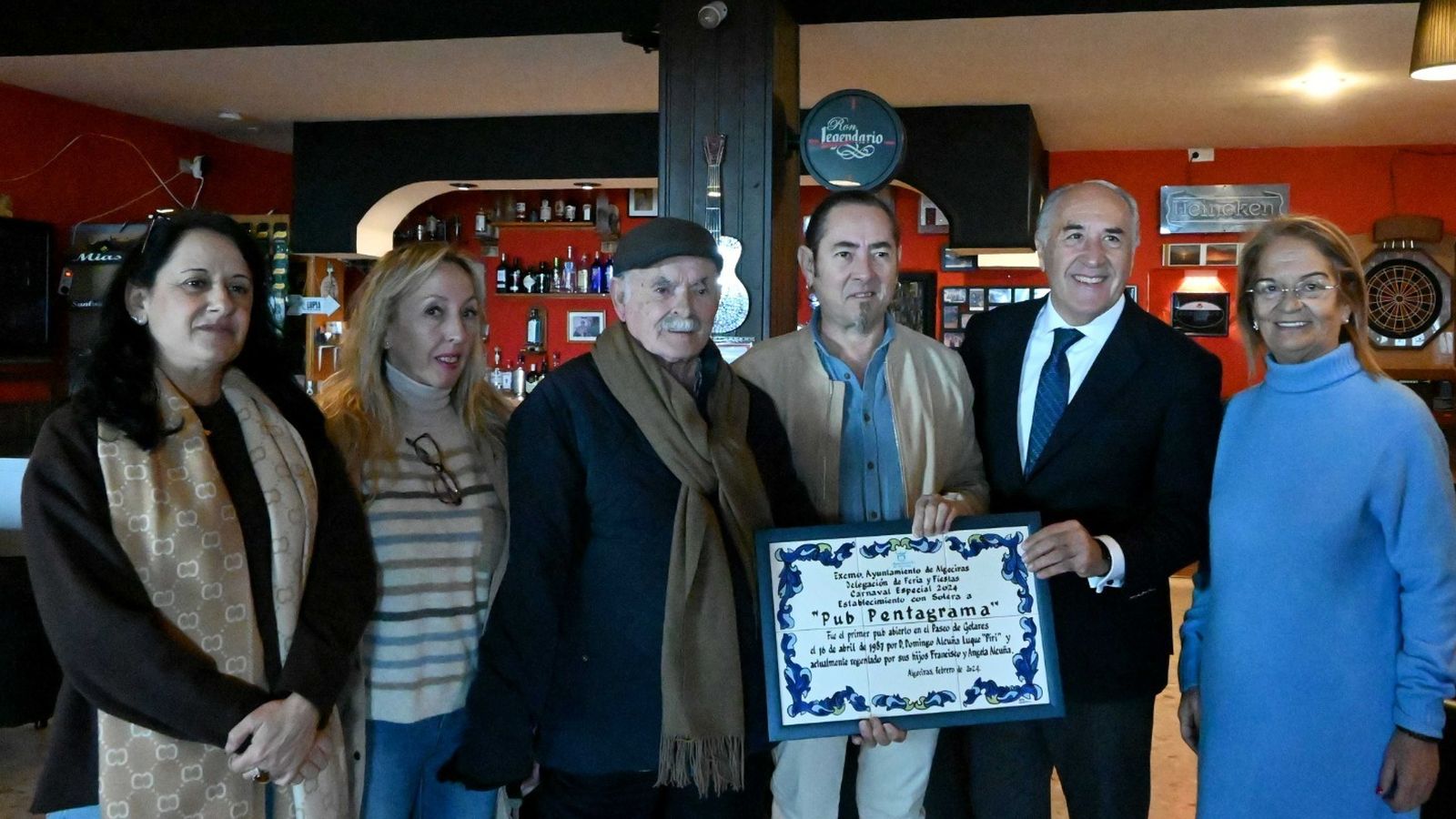 Landaluce hace entrega de la placa de ‘Establecimiento con Solera’ al Pub Pentagrama.