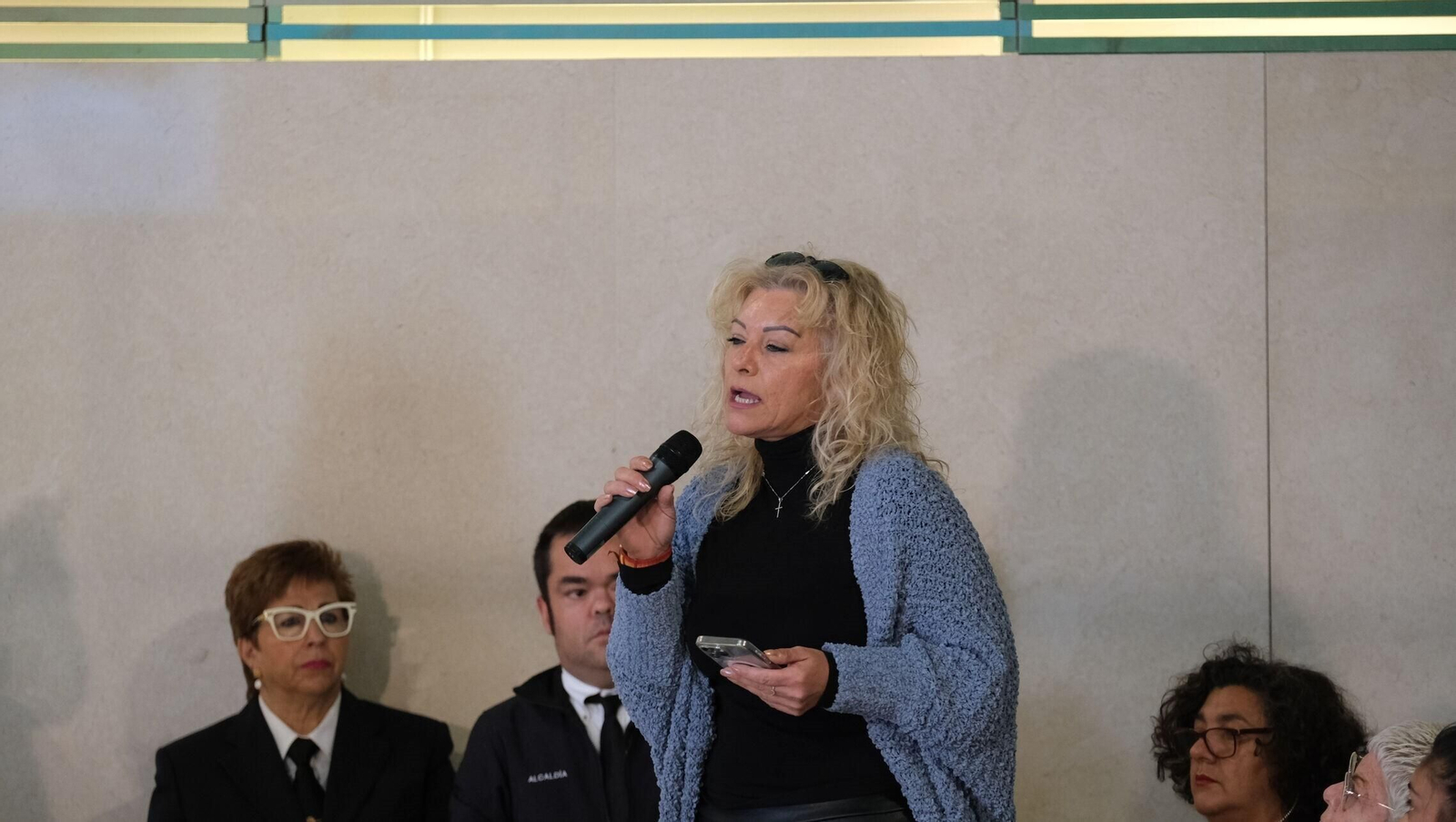 Rocío Quero, presidenta de la asociación vecinal creada, formula una pregunta en un Pleno