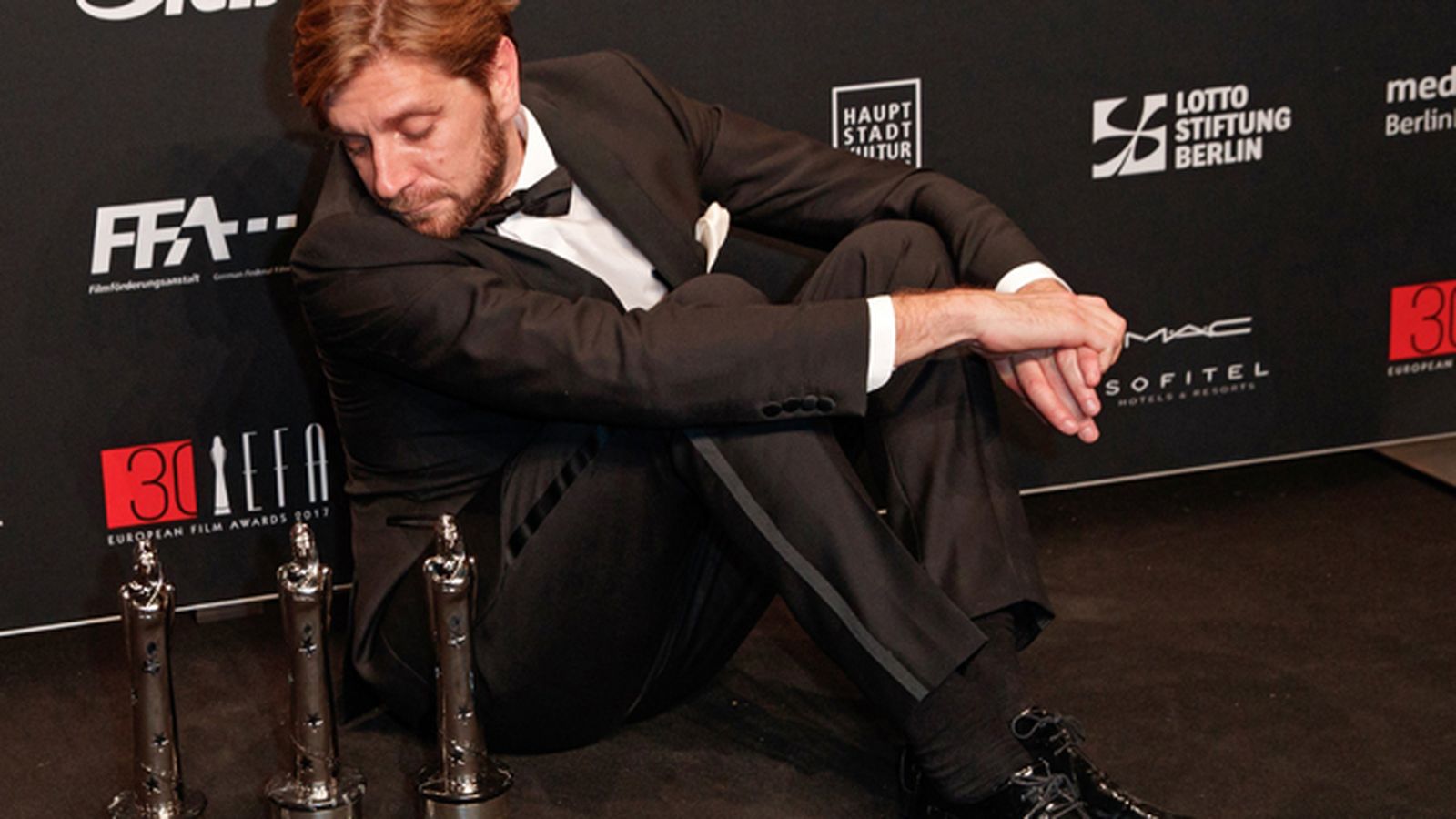 Ruben Östlund posa con tres de los galardones de 'The Square'.