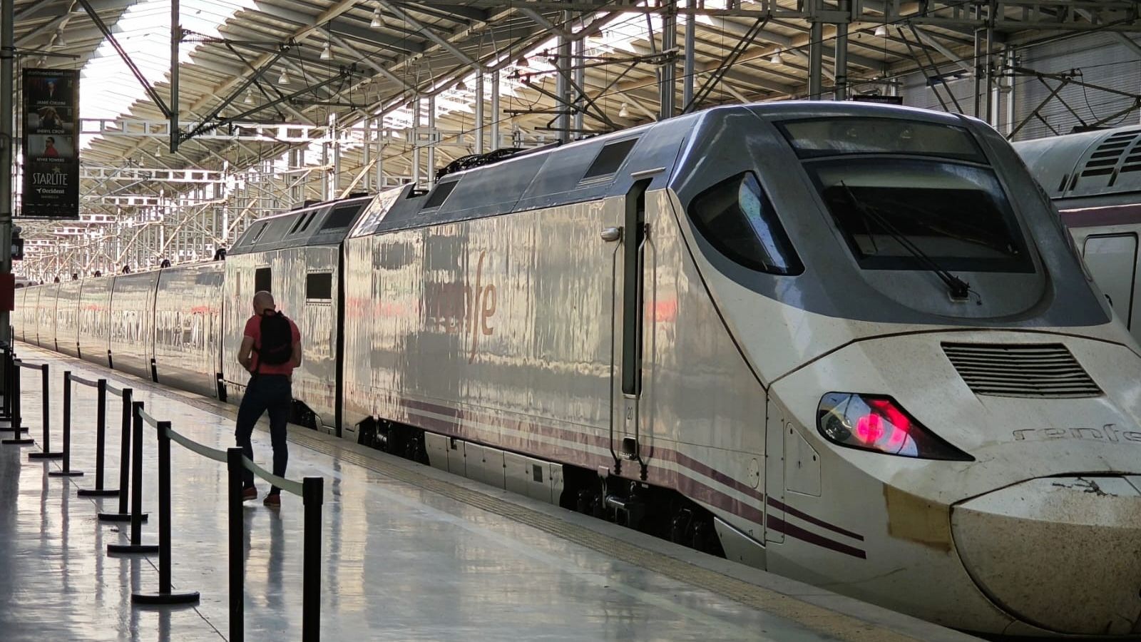 Un tren Alvia de Renfe en la estación de Granada.