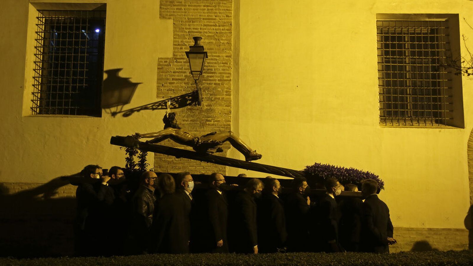 El Cristo de la Buena Muerte visita Santa Paula en su Vía Crucis