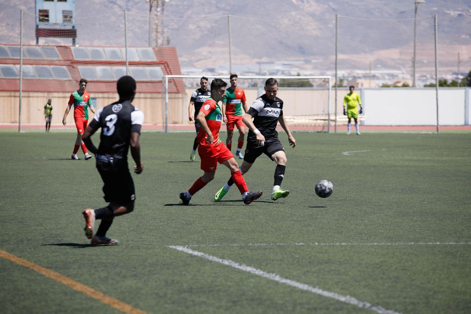 Jugadores ambos conjuntos pelean por un balón durante una acción del encuentro entre roqueteros y arlequinados.