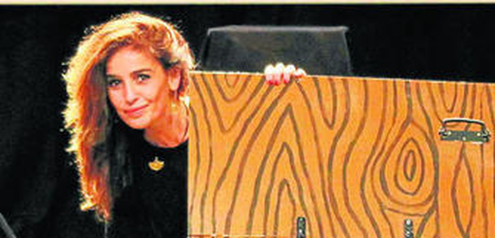 Blanca Marsillach, junto a la escenografía reciclada de 'El cuento mágico'