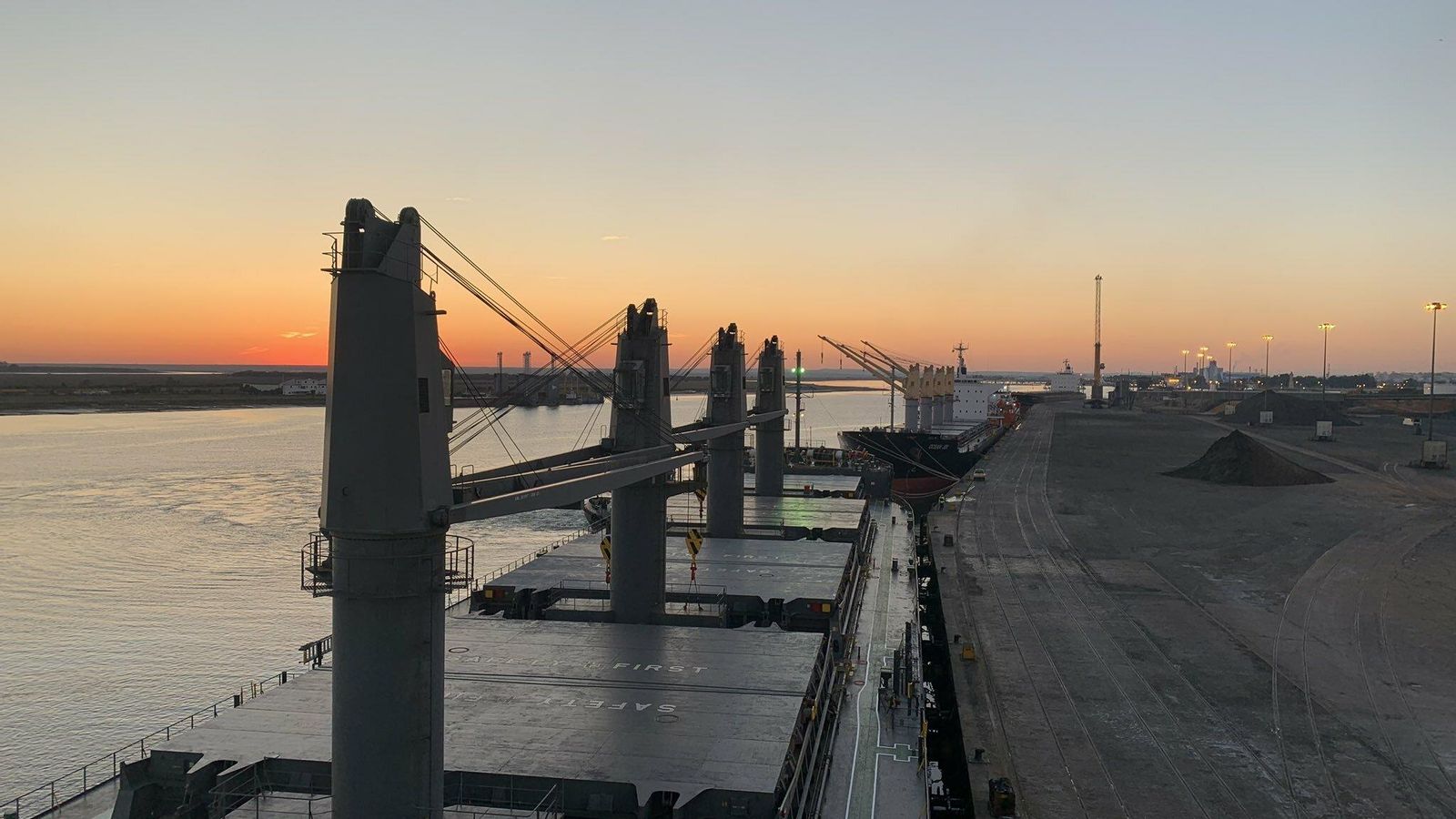 Amanecer en el Muelle Ingeniero Juan Gonzalo destinado al transporte de graneles sólidos.
