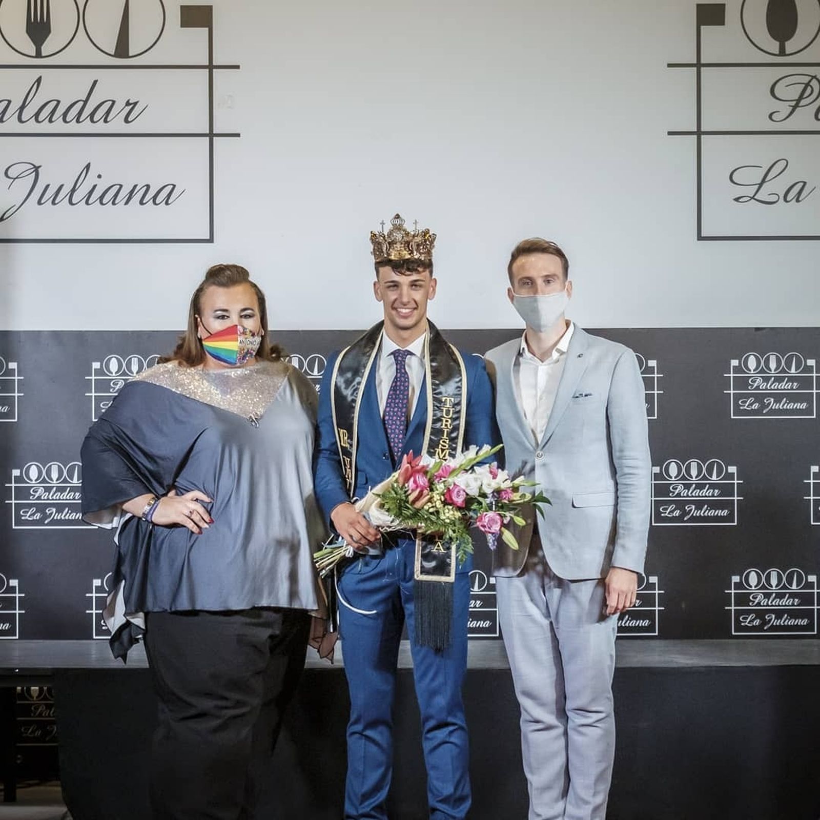Gaby Varilla y Álvaro Navas posan con el ganador del certamen.