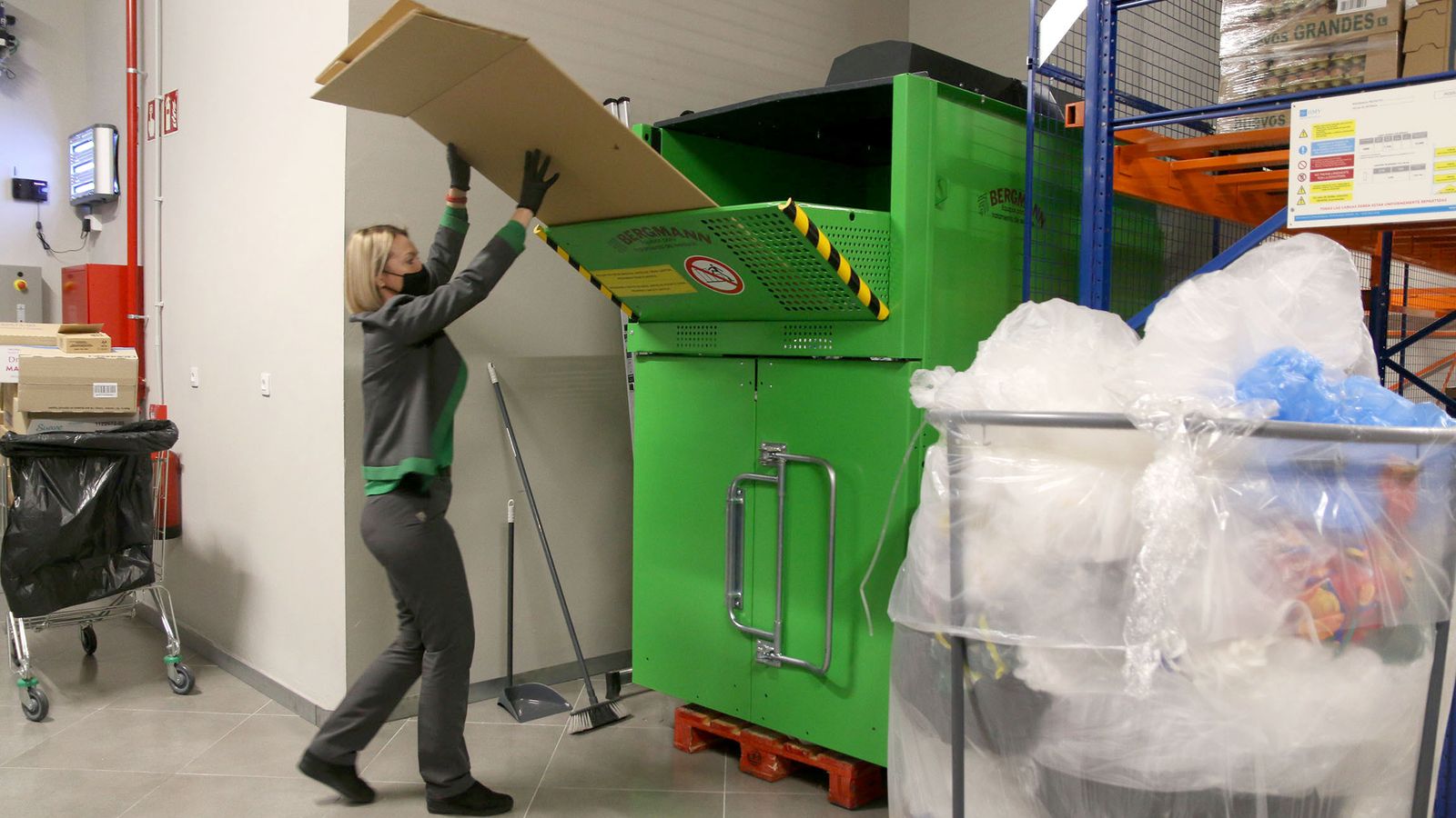 Máquina en Mercadona para preparar el reciclaje de cartón.