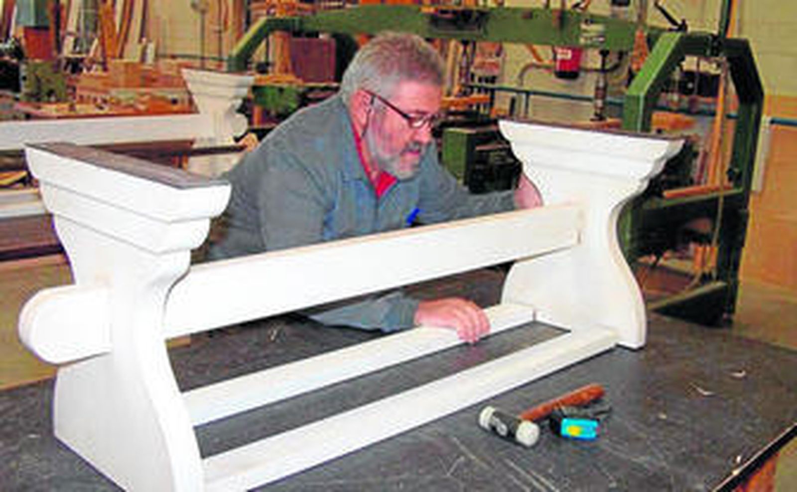 Un artesano de Valverde del Camino trabaja de uno de los mútiples talleres con los que cuenta el municipio.