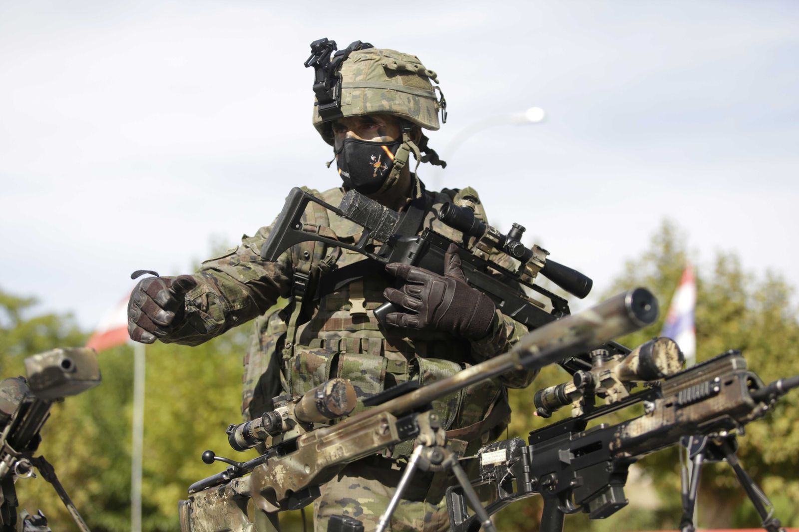 Fotos de la visita de Juanma Moreno a la Legión en Ronda